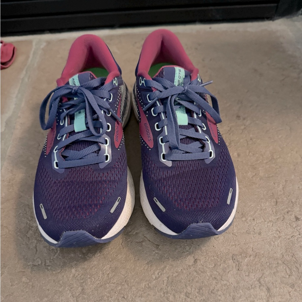Women’s Brooks Ghost 15 running shoes.